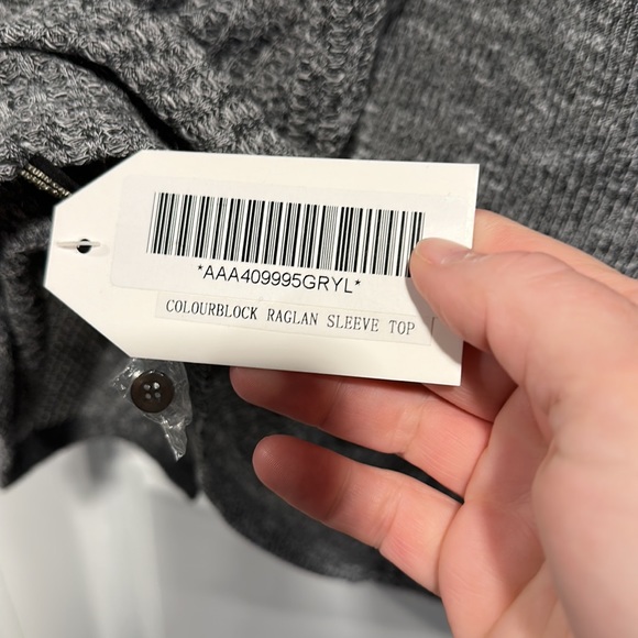 NWT- DG2, Colour block, Raglan Sleeve, Top. - Picture 11 of 11